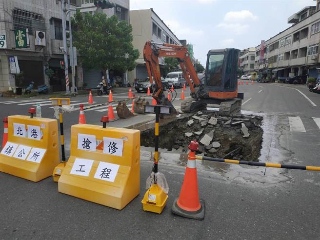 云林县北港镇主干道惊见深逾1米大天坑，封路抢修。（张朝欣摄）