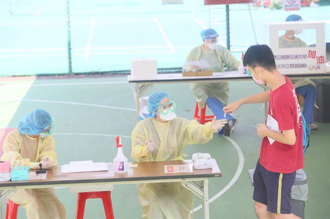 大專校院即將在下周陸續開學，受疫情衝擊，不少學校採取分流或遠距教學因應。陽明交大陽明校區近日為學生快篩。（張鎧乙攝）