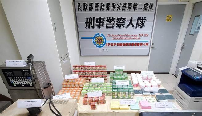 曾拥有「杏海」商标的52岁王姓药商前年因故转让商标后，却把过期食、药品换包装，还持续用该商标贩卖，原厂发现遭冒用商标报警处理，保二刑大在王男高雄凤山仓库搜出23069盒逾期品，警方扩大追查过期药品流向，也依诈欺、药事法等罪将王送办。(刘宥廷摄)