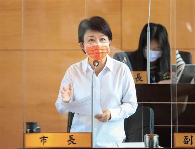 市长卢秀燕强调，台中市秉持寧严勿松，採取更严格的标准，台中市规定只要该校有1名学生确诊就全校停课。（陈世宗摄）
