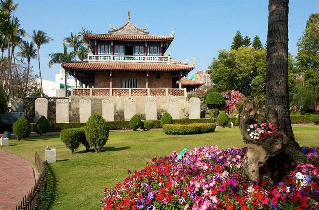 赤崁楼可说是台湾歷史起点，目前留存建筑是传统清朝风格，后方有荷兰城墙遗址。（陈志东摄）