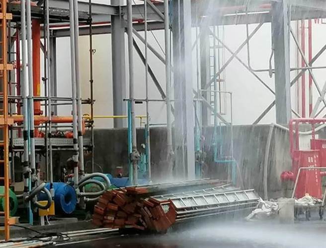 高雄林园区台氯化工厂去年4月22日傍晚传出工安意外事件，厂方进行储槽区二氯乙烷帮浦整修拆除作业时，管线内残存的气体外泄，造成现场10名工人身体不适紧急送医，其中李姓工人因为吸入过多有毒气体送医不治。（资料照片）