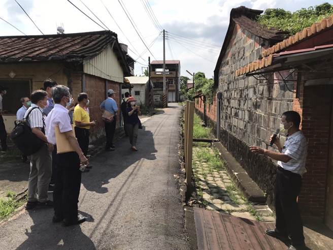 农村再生计画审查委员现勘竹围社区江家古厝。（读者提供／张毓翎台南传真）