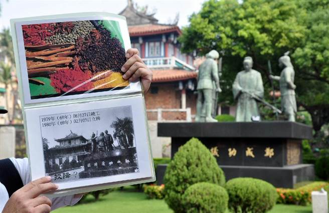 立在赤崁樓前的鄭成功受降圖，從前跪著的荷蘭人雕像，後來站起來了。（王英豪攝）