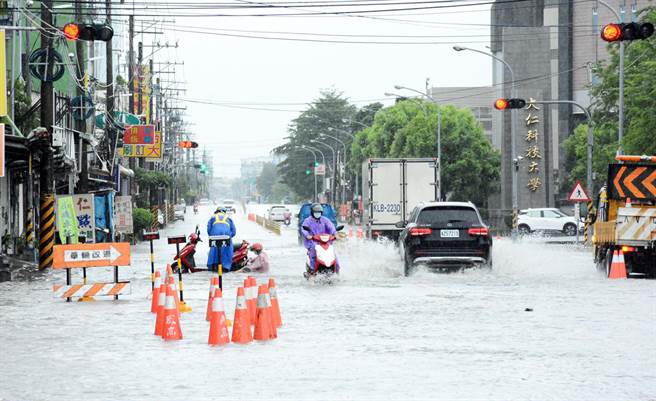 屏县府布建智慧防汛网络，可望即时掌握县内淹水状况。（林和生摄）