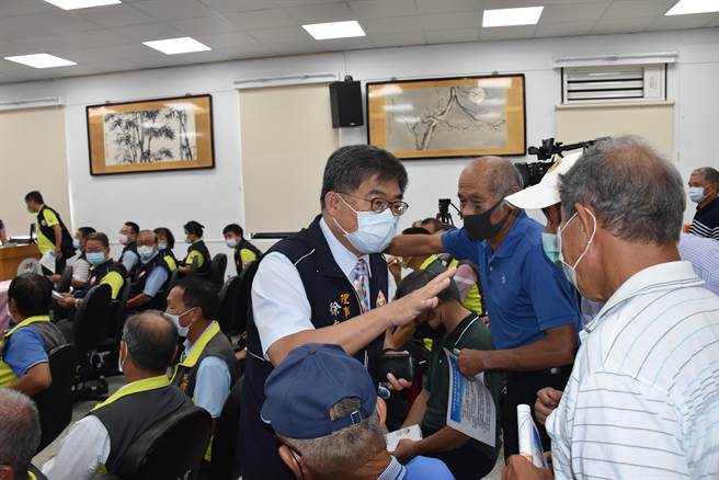 嘉邑行善团理事长徐文志与苑里乡亲讨论新林森桥重建细节。（谢明俊摄）