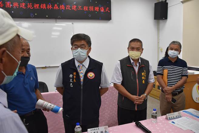 苑里镇长刘秋东多次南下嘉义与嘉邑行善团理事长徐文志讨论林森桥重建细节。（谢明俊摄）