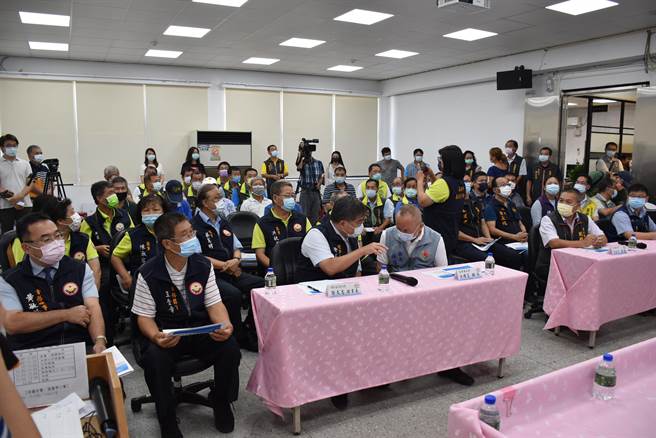 嘉邑行善团理事长徐文志8日上午率领干部10余人抵达苑里镇公所，准备次日开工事宜。（谢明俊摄）