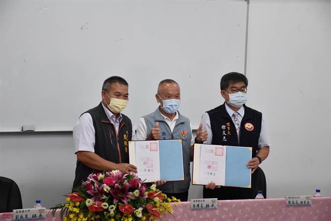 苗栗县长徐耀昌8日亲自感谢嘉邑行善团善举。（谢明俊摄）