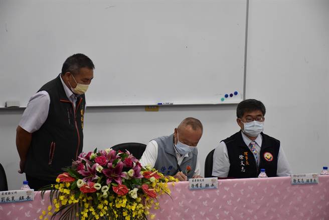 苗栗县长徐耀昌代表县府签署林森桥重建受赠证书。（谢明俊摄）