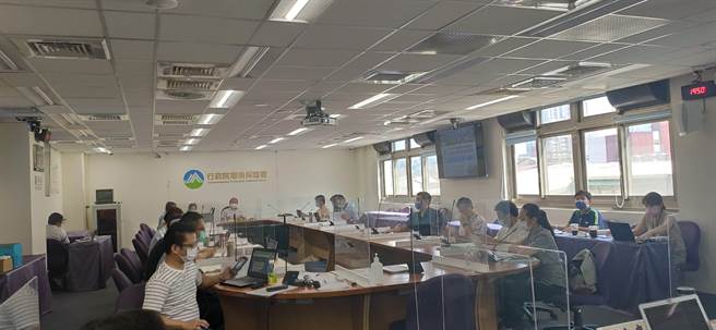 環保署專案小組今天審查國衛院送審的「新竹科學工業園區四期擴建用地竹南基地第5次環境影響差異分析報告」案。（林良齊攝）