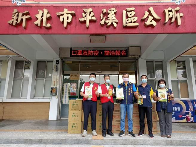 靈鷲山慈善基金會將「愛心贊普」物資送到新北市平溪區公所。（靈鷲山佛教教團提供）