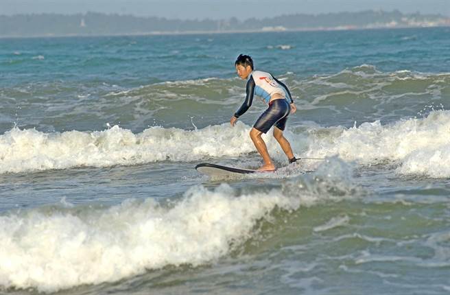 金门100余公里长的海岸线，蜿蜒曲折风光旖旎，夏季吸引不少游客戏水。（中时资料照片／李金生摄）