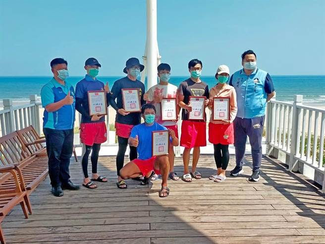 县府观光处长丁健刚今天偕金寧乡长杨忠俊颁奖表扬之一。（县府观光处提供）