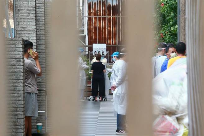 新北市板桥某大楼社区传出疑似社区感染，市府已派员前往该社区筛检清消，不排除清空大楼，将住户移往集中检疫所隔离。(黄世麒摄)
