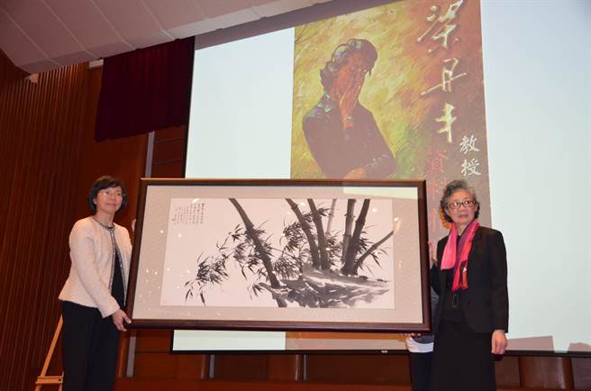 画家梁丹丰(右)捐赠画作，由国家图书馆馆长曾淑贤(左)代表接受。(国图提供／李侑珊台北传真)