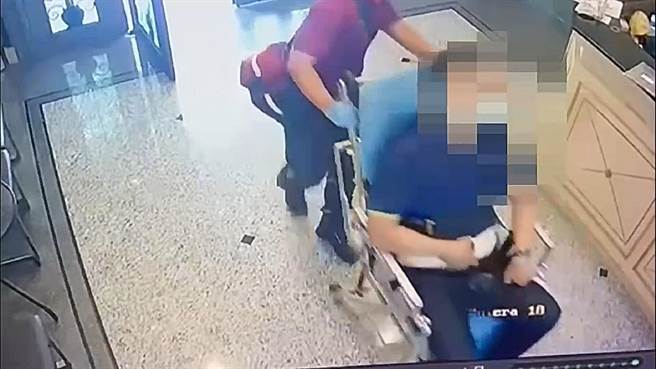 偵查佐被嫌犯持刀捅傷，送醫急救。（翻攝畫面）