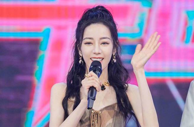 迪丽热巴拥有精致五官和姣好身材。(图／翻摄自微博)