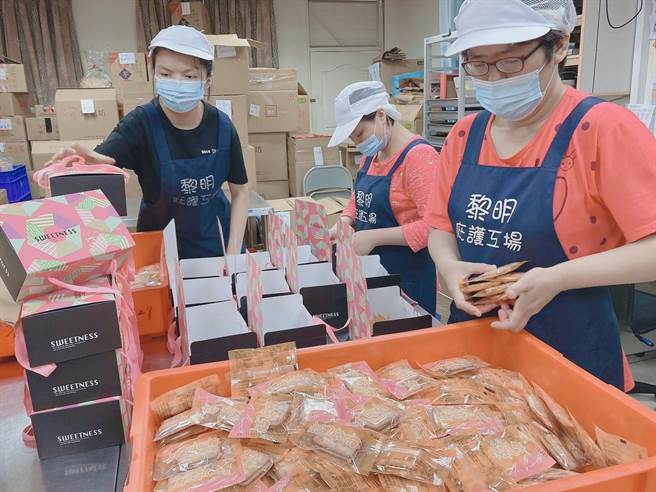 因疫情衝击，弱势机构制作月饼销售已受影响，环保局率先採购。图为黎明身心障碍者庇护工场制作礼品过程。（花莲县环保局提供／王志伟花莲传真）