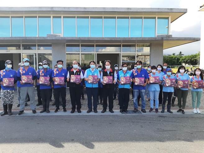 环保局採购弱势机构制作月饼，由副局长饶庆龙代表，分赠给各公所清洁队员，感谢一年辛劳。（花莲县环保局提供／王志伟花莲传真）