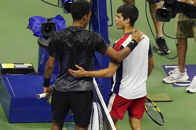 西班牙阿卡瑞兹(右)受伤退赛，加拿大选手欧格阿里亚辛晋级美网准决赛。（美联社）