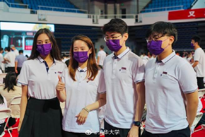 何超欣(左一)的校服模样融化一票网友。(图/翻摄自何猷君微博)