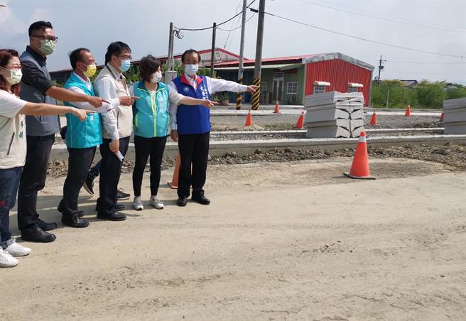 台南市長黃偉哲（右三）視察六甲外環道工程。（劉秀芬攝）