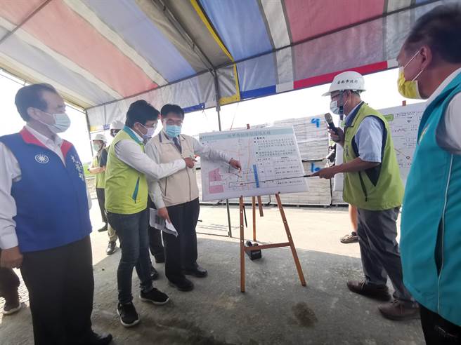 台南市長黃偉哲（左三）聽六甲外環道工程施作簡報。（劉秀芬攝）