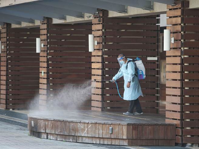 新北市衛生局8日公布確診者足跡，地點多以捷運板南線與淡水線為主。（王英豪攝）