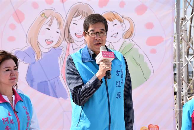 竹南镇长方进兴认为竹竹苗合併案仓促提出是在赶鸭子上架，简直是「装肖仔」。（谢明俊摄）