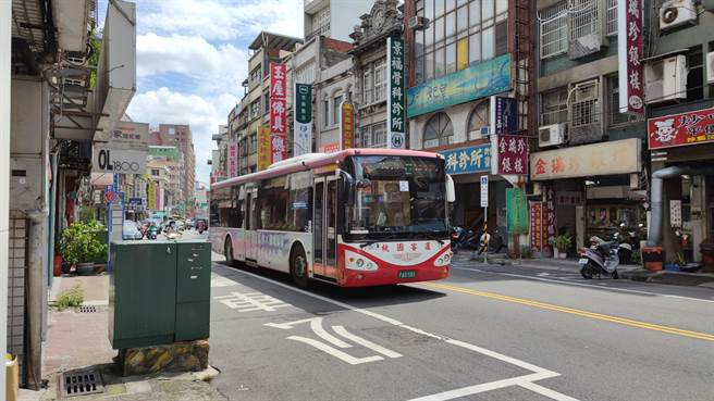 桃园客运因经营权选举，导致8月薪水、加班费迟迟无法发出，不过新经营团队出炉后，由任季男任职董事长。（赖佑维摄）