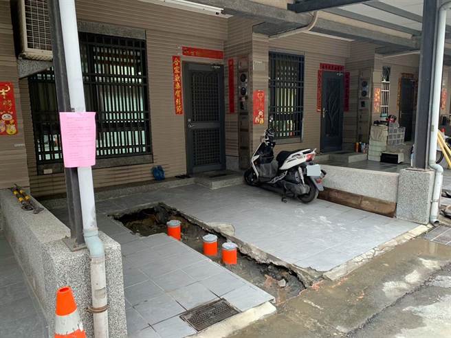 嘉义市建置污水下水道系统，用户接管施工情形。（嘉义市政府提供）