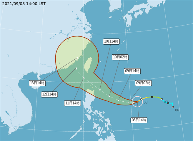 中央气象局表示，目前璨树颱风沿着中间白色线路径走的机率最高，明晚到后天（9日-10日）清晨间，可能会发布海上颱风警报。（气象局提供）