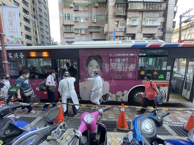 新北市板桥某大楼社区传出疑似社区感染，市府派员前往该社区筛检清消，下午四点居民搭乘防疫专车前往检疫所隔离。（陈信翰摄）