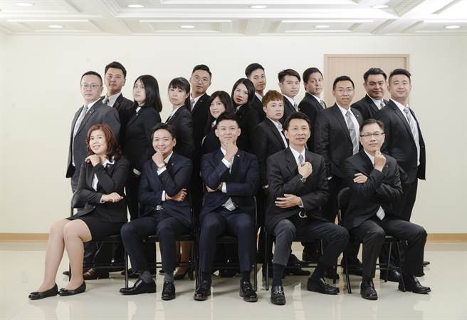 服務第一 信義房屋成高雄市優良不動產經紀人員評選大贏家。(圖/信義房屋提供)