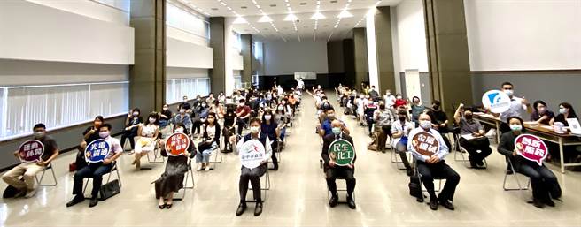 今年优化线上收件系统提升效率，开放创新服务、金属机械、民生化工、食品与生技医疗、光电资通与运动休閒六大领域。（卢金足摄）