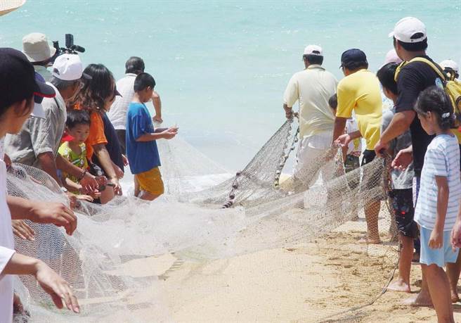 牵罟传统古渔法带您跨海澎湖微旅行。（陈可文摄）