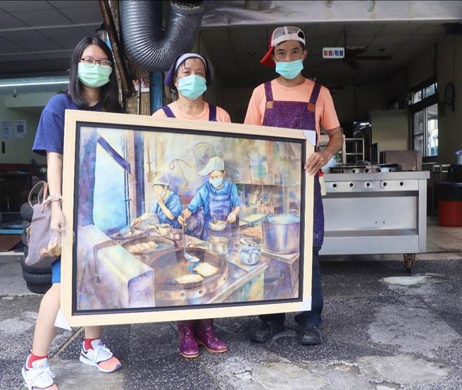 长期提供免费早餐帮助前镇高中学子向学的黄妈妈（中），8日以奖学金方式收藏陈婕宜（左）所画的「晨飨」水彩作品。右为黄妈妈儿子黄清吉。（校方提供）