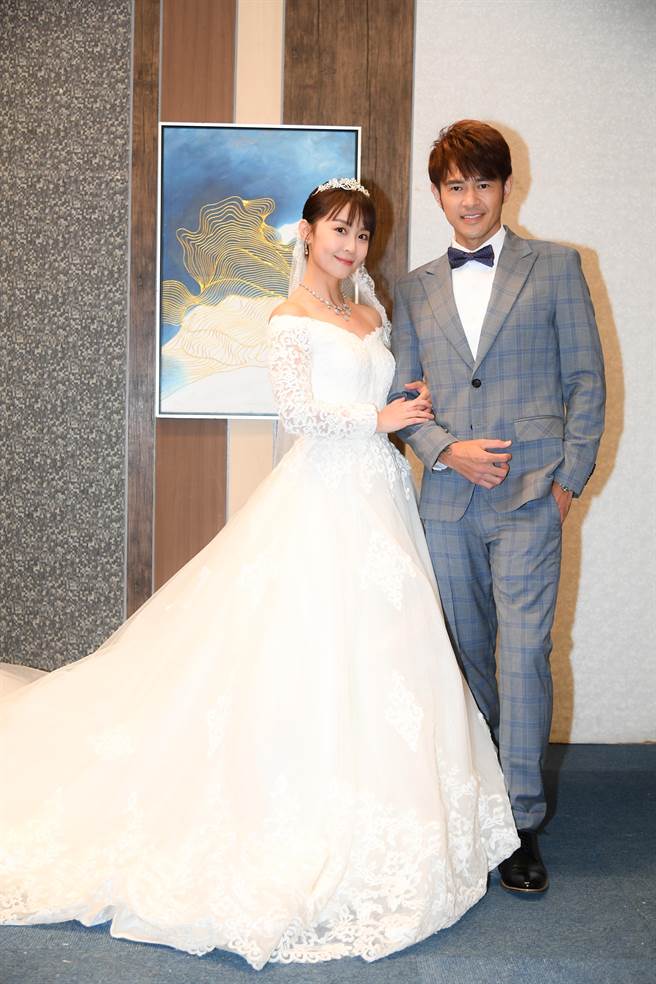 林昀希、黄玉荣为戏拍婚纱照。（三立提供）