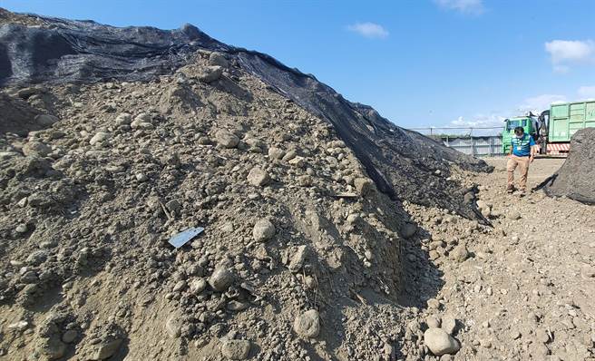 鸟嘴潭人工湖工程，挖出致癌物石棉瓦和筛下物未妥善处置，南投县环保局要求依法处理。（南投县环保局提供／黄国峰南投传真）