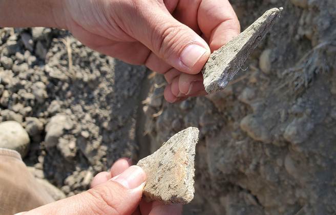 鸟嘴潭人工湖工程，挖出致癌物石棉瓦。（南投县环保局提供／黄国峰南投传真）
