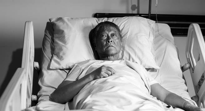 唐川在《窝卡》也巧合有住院躺病床剧情。（客家电视台提供）