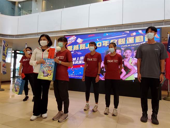 雲林縣110全縣運動會上月中圓滿閉幕，田徑項目共有10項23人次打破大會紀錄，縣長張麗善親自頒發獎金表揚選手與教練。（周麗蘭攝）