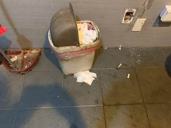 松山运动中心及公有光復市场公厕太脏，各被罚1200元。（北市环保局提供／张颖齐台北传真）