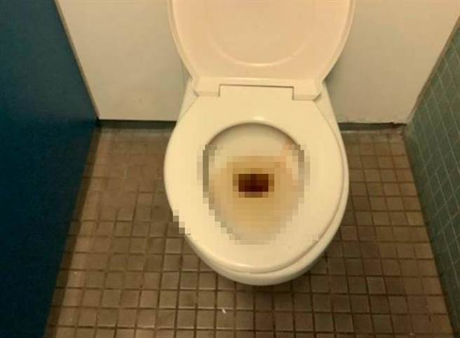 松山运动中心及公有光復市场公厕太脏，各被罚1200元。（北市环保局提供／张颖齐台北传真）