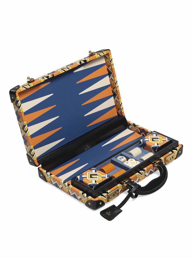 黃藍色Gucci圖案雙陸棋公事包組，14萬3700元。（Gucci提供）