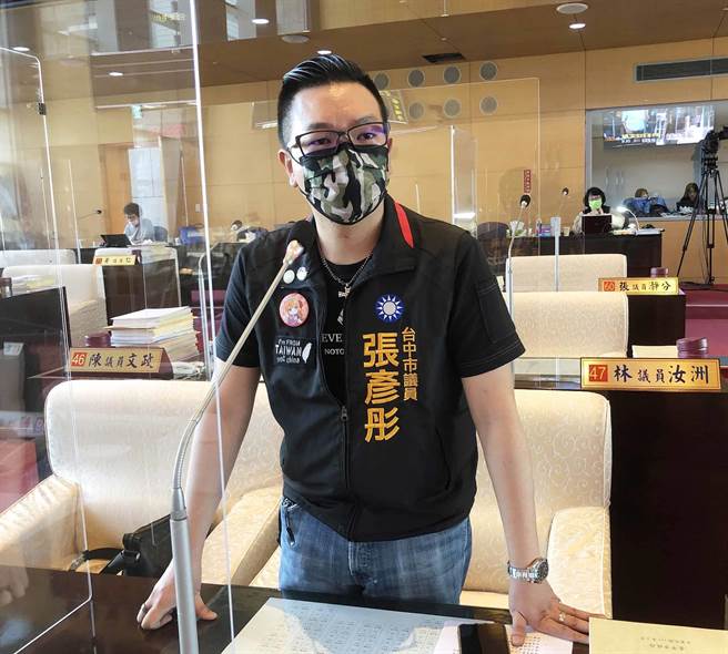 台中市前议长张宏年之子市议员张彦彤8日出席台中市议会，针对市政进行市政总质询。（陈世宗摄）