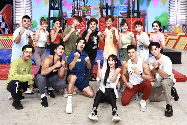 胡瓜、阿翔8日录《综艺大集合》与来宾们拿着棒棒糖，庆祝入围金钟奖。（民视提供）