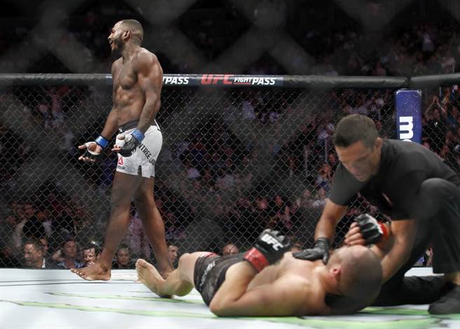 UFC拳手朗特利(左)打倒對手，在場內耀武揚威。（美聯社資料照）