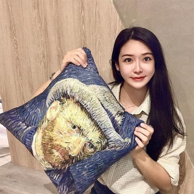 手工沙发品牌「坐又铭」，日前发表梵谷经典名画艺术抱枕。（坐又铭提供）